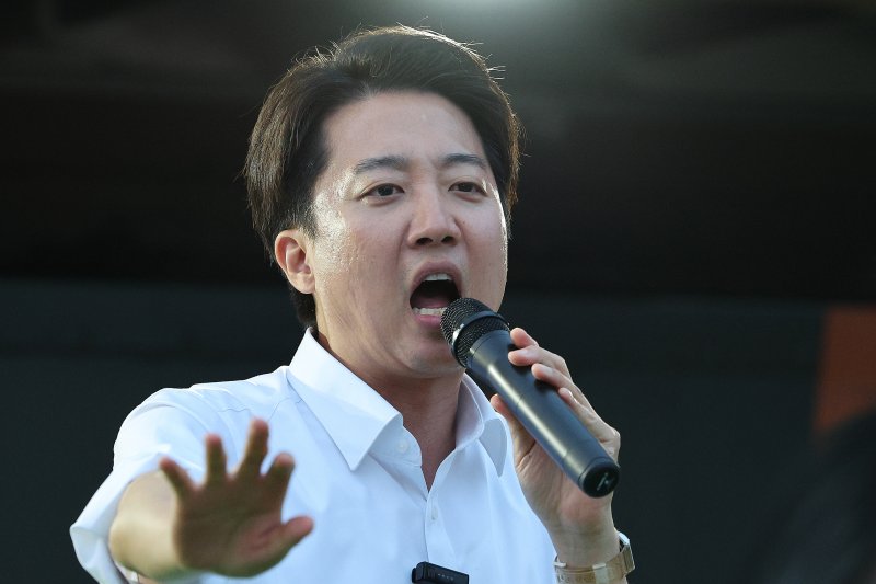이준석 개혁신당 대통령 후보가 1일 오후 서울역 광장에서 시민들에게 지지를 호소하고 있다. 2025.6.1/뉴스1 ⓒ News1 신웅수 기자