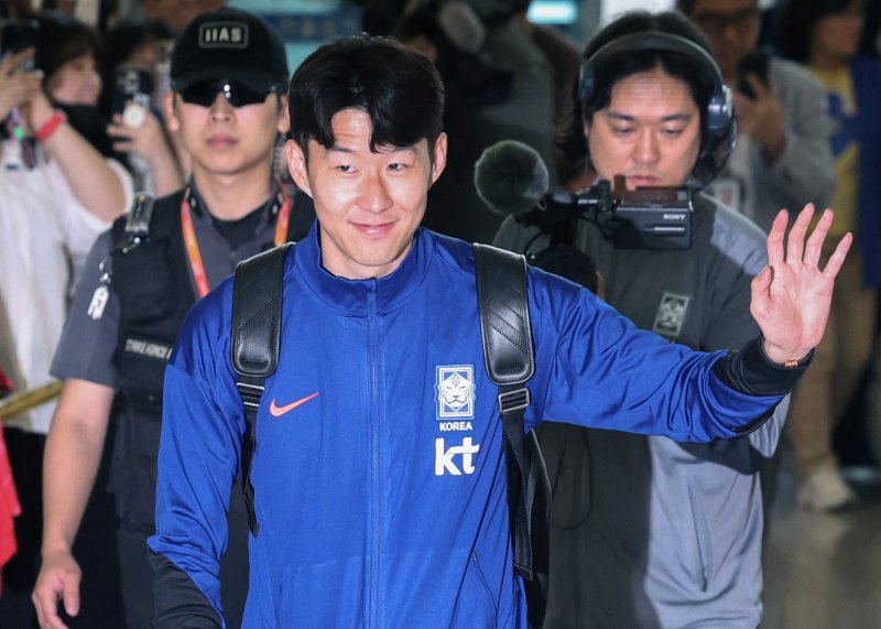 [인천공항=뉴시스] 김진아 기자 = 축구대표팀 손흥민이 2026 국제축구연맹(FIFA) 북중미 월드컵 아시아 3차 예선을 치르기 위해 2일 인천국제공항에서 이라크로 출국하고 있다. 2025.06.02. bluesoda@newsis.com