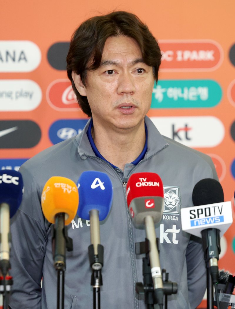 [인천공항=뉴시스] 김진아 기자 = 축구대표팀 홍명보 감독이 2026 국제축구연맹(FIFA) 북중미 월드컵 아시아 3차 예선을 치르기 위해 2일 인천국제공항에서 이라크로 출국하기 앞서 인터뷰를 하고 있다. 2025.06.02. bluesoda@newsis.com