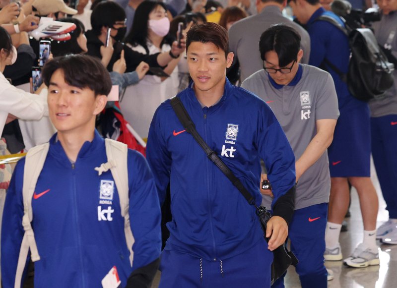 [인천공항=뉴시스] 김진아 기자 = 축구대표팀 황인범, 황희찬이 2026 국제축구연맹(FIFA) 북중미 월드컵 아시아 3차 예선을 치르기 위해 2일 인천국제공항에서 이라크로 출국하고 있다. 2025.06.02. bluesoda@newsis.com