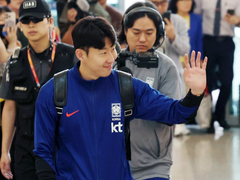 [인천공항=뉴시스] 김진아 기자 = 축구대표팀 손흥민이 2026 국제축구연맹(FIFA) 북중미 월드컵 아시아 3차 예선을 치르기 위해 2일 인천국제공항에서 이라크로 출국하고 있다. 2025.06.02. bluesoda@newsis.com