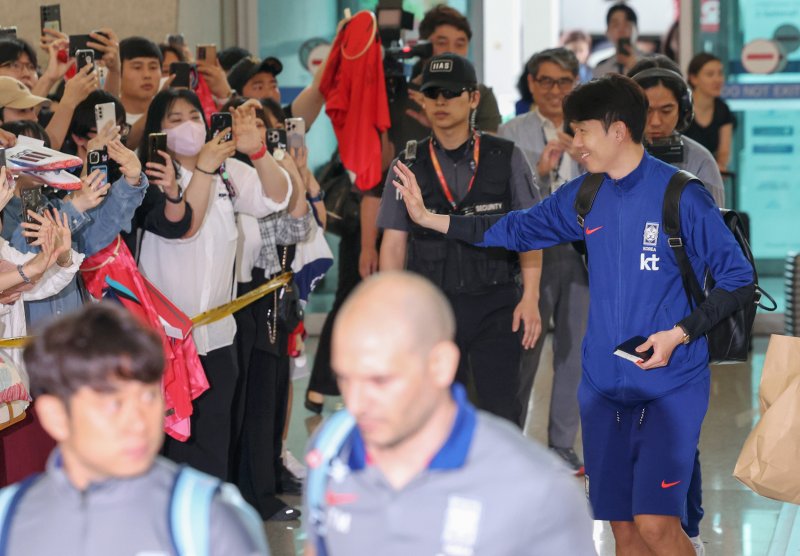 [인천공항=뉴시스] 김진아 기자 = 축구대표팀 손흥민이 2026 국제축구연맹(FIFA) 북중미 월드컵 아시아 3차 예선을 치르기 위해 2일 인천국제공항에서 이라크로 출국하고 있다. 2025.06.02. bluesoda@newsis.com