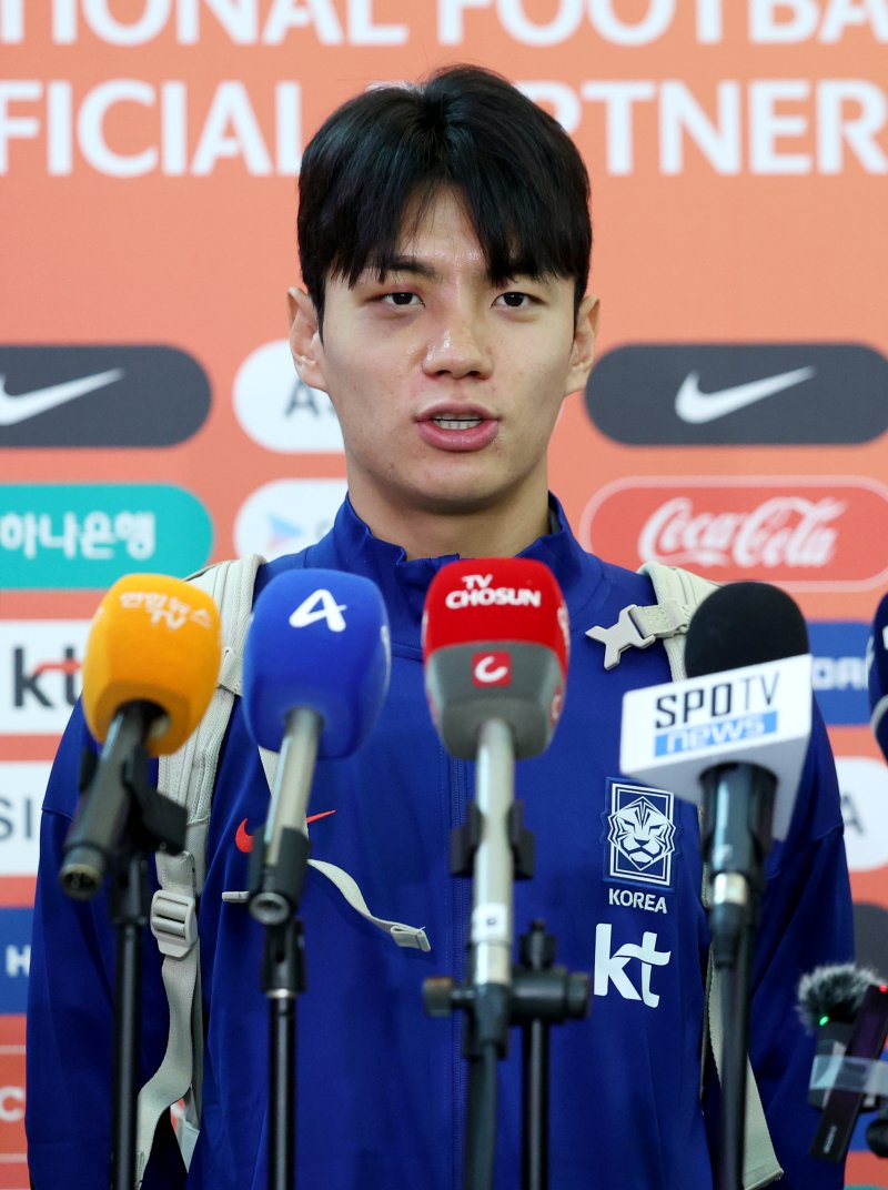 [인천공항=뉴시스] 김진아 기자 = 축구대표팀 전진우가 2026 국제축구연맹(FIFA) 북중미 월드컵 아시아 3차 예선을 치르기 위해 2일 인천국제공항에서 이라크로 출국하기 앞서 인터뷰를 하고 있다. 2025.06.02. bluesoda@newsis.com