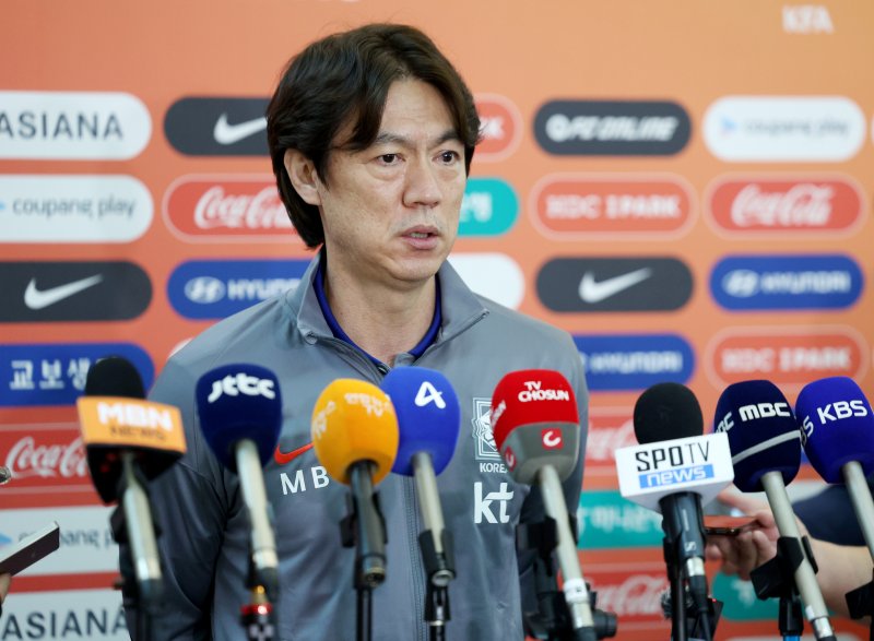 [인천공항=뉴시스] 김진아 기자 = 축구대표팀 홍명보 감독이 2026 국제축구연맹(FIFA) 북중미 월드컵 아시아 3차 예선을 치르기 위해 2일 인천국제공항에서 이라크로 출국하기 앞서 인터뷰를 하고 있다. 2025.06.02. bluesoda@newsis.com