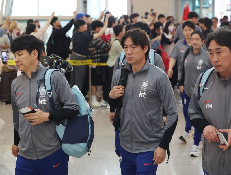 [인천공항=뉴시스] 김진아 기자 = 축구대표팀 홍명보 감독이 2026 국제축구연맹(FIFA) 북중미 월드컵 아시아 3차 예선을 치르기 위해 2일 인천국제공항에서 이라크로 출국하고 있다. 2025.06.02. bluesoda@newsis.com