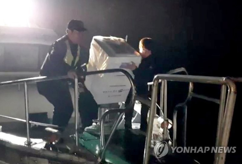 바닷길로 투표함 옮기는 제주해경 (출처=연합뉴스)