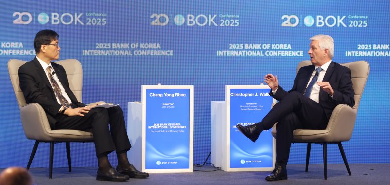 [서울=뉴시스] 홍효식 기자 = 이창용 한국은행 총재와 크리스토퍼 월러 미국 연방준비제도 이사가 2일 서울 중구 한국은행에서 열린 2025년 BOK 국제컨퍼런스에서 미국 경제 전망과 다양한 통화정책 이슈에 대해 대담하고 있다. 2025.06.02. yesphoto@newsis.com