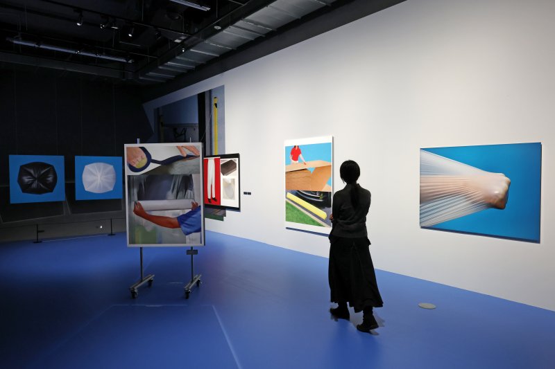 [서울=뉴시스] 박진희 기자 = '스토리지 스토리'전시 전경. '스토리지 스토리'는 여섯 명의 동시대 작가(원성원, 서동신, 오주영, 정멜멜, 정지현, 주용성)들의 각기 다른 시선으로 서울시립 사진미술관의 건립과정을 담은 전시이다. 2025.05.28. pak7130@newsis.com