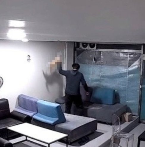 [부산=뉴시스] 부산의 한 사무실에서 30대 남성이 고양이를 학대하고 있다. (사진=부산동물사랑길고양이보호연대 제공) 2025.03.21. photo@newsis.com *재판매 및 DB 금지