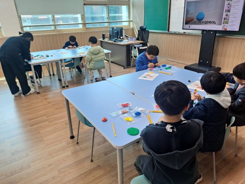 [여주=뉴시스]보수성향 극우단체인 리박스쿨이 늘봄 프로그램 2개를 서울지역 10개 초등학교에 공급한 것이 알려지자 서울시교육청(교육청)은 강력한 유감을 표명하고 신속한 조사를 통해 단호한 조치하겠다고 2일 밝혔다. 사진은 여주형 늘봄학교 프로그램에 참여하는 학생들(사진=여주교육지원청 제공)2025.04.07.photo@newsis.com