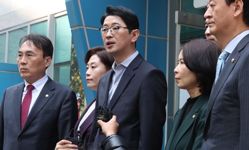 [서울=뉴시스] 추상철 기자 = 주진우 국민의힘 법률자문위원장이 31일 오후 서울 종로구 서울경찰청 앞에서 이재명 더불어민주당 대표, 방송인 김어준씨 등 72인에 대한 '내란음모(예비적: 내란선전·선동) 혐의 형사 고발장'을 접수 한 후 기자회견을 하고 있다. 2025.03.31. scchoo@newsis.com