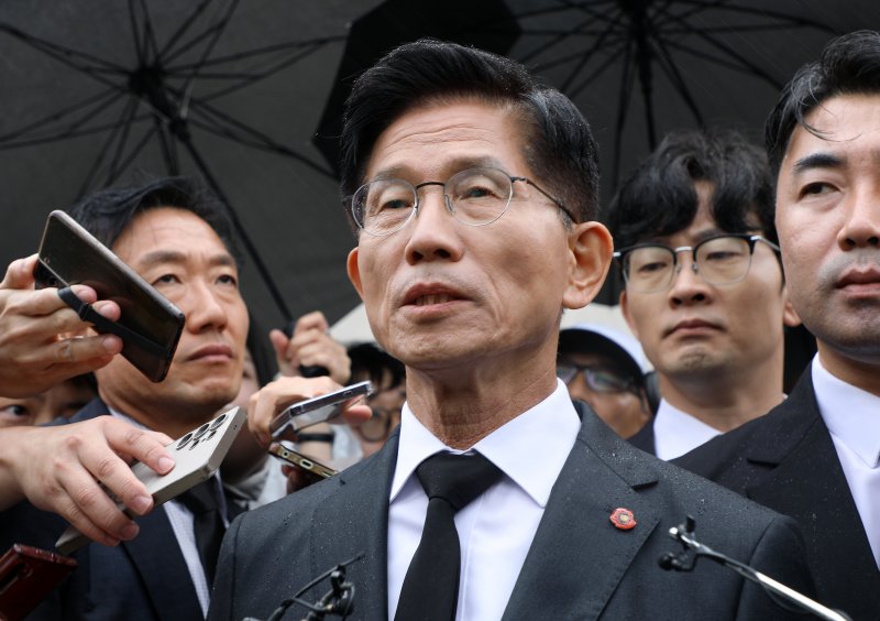 김문수 국민의힘 대통령 후보가 2일 오전 제주시 봉개동 제주4·3평화공원을 찾아 참배한 뒤 취재진 질의에 답변하고 있다. 2025.6.2/뉴스1 ⓒ News1 오현지 기자