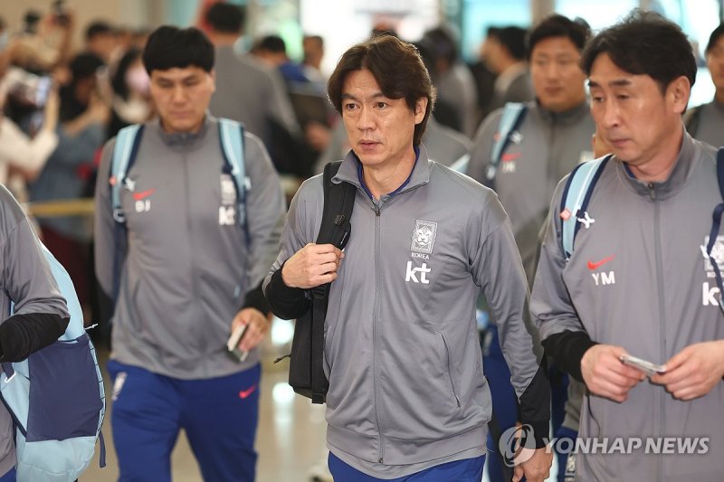 이라크로 출국하는 홍명보 감독 (출처=연합뉴스)