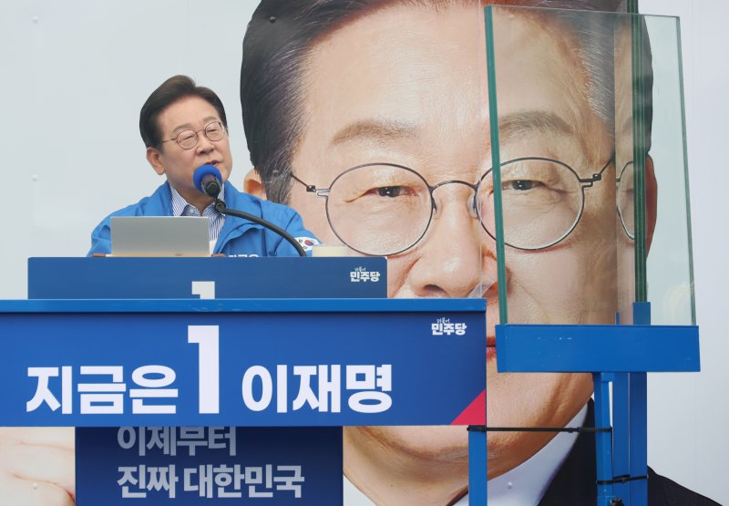 [서울=뉴시스] 고승민 기자 = 이재명 더불어민주당 대선 후보가 2일 서울 북서울꿈의숲 서문광장에서 유세를 하고 있다. 2025.06.02. kkssmm99@newsis.com