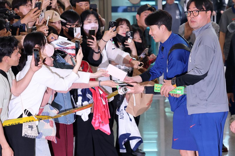 축구 국가대표팀 주장 손흥민 선수가 2일 이라크전 원정경기를 하기 위해 인천국제공항을 통해 출국하며 팬들과 인사하고 있다. 대한민국 축구대표팀은 6일 오전 3시15분(한국시간) 이라크와 2026 국제축구연맹(FIFA) 북중미 월드컵 아시아 3차 예선 B조 경기를 치른다. 2025.6.2/뉴스1 ⓒ News1 박세연 기자