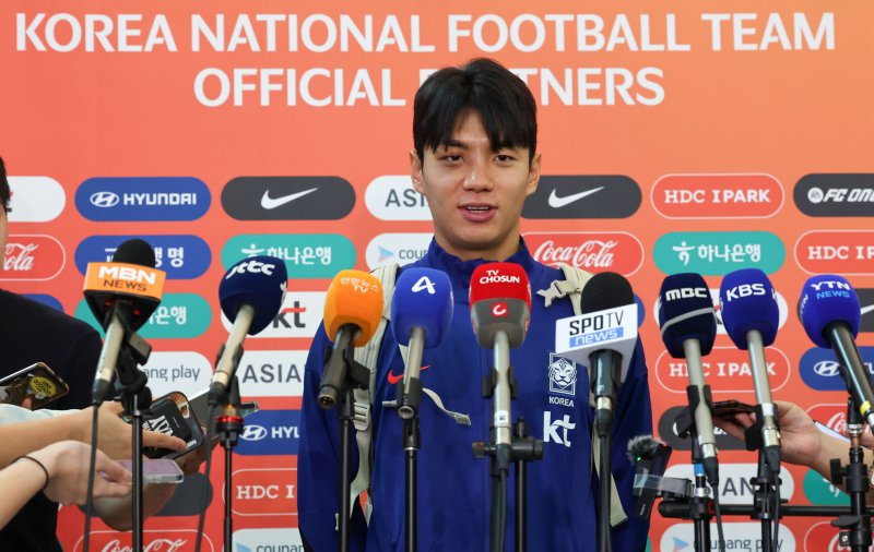 축구 국가대표팀 전진우 선수가 2일 이라크전 원정경기를 하기 위해 인천국제공항을 통해 출국하며 인터뷰를 하고 있다. 대한민국 축구대표팀은 6일 오전 3시15분(한국시간) 이라크와 2026 국제축구연맹(FIFA) 북중미 월드컵 아시아 3차 예선 B조 경기를 치른다. 2025.6.2/뉴스1 ⓒ News1 박세연 기자