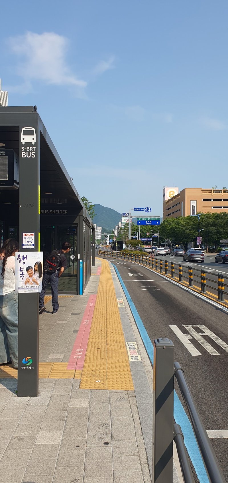 [창원=뉴시스] 강경국 기자 = 경남 창원시 시내버스 노조의 파업이 엿새째로 접어든 가운데 2일 시민들이 오지 않는 시내버스를 기다리고 있다. 2025.06.02. kgkang@newsis.com