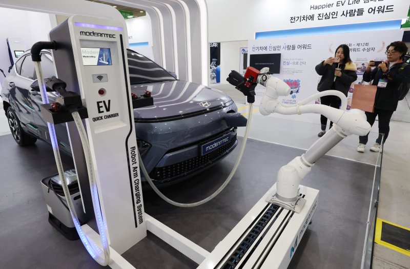 [서울=뉴시스] 김진아 기자 = 지난해 3월 6일 서울 강남구 코엑스에서 열린 'EV 트렌드 코리아 2024' 모던텍 부스에서 무인로봇충전시스템이 시연되고 있다. 2024.03.06. bluesoda@newsis.com