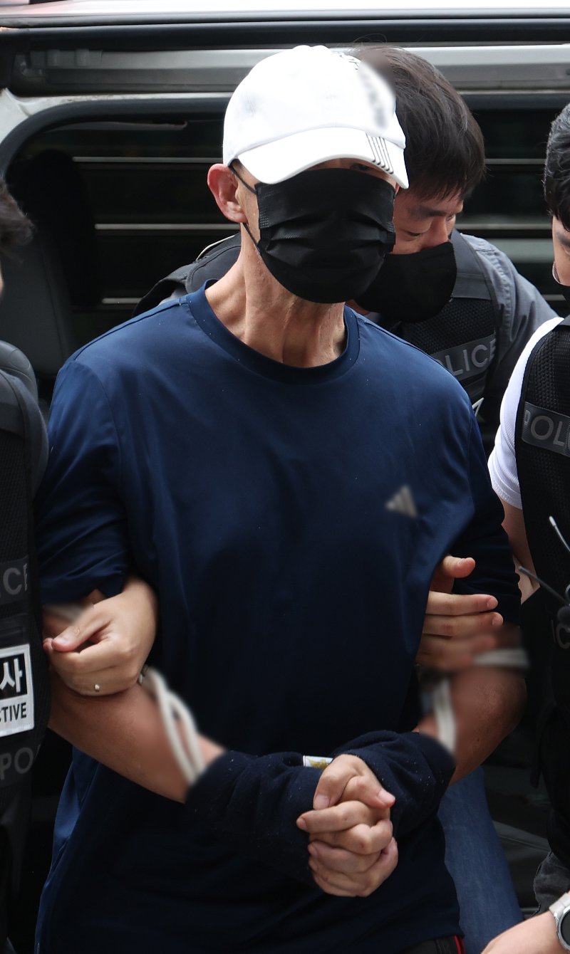 [서울=뉴시스] 김선웅 기자 = 서울 지하철 5호선 열차에 불을 지른 60대 남성 원 모씨가 2일 서울 양천구 서울남부지법에서 열린 현존전차방화치상 혐의 구속 전 피의자심문(영장실질심사)에 출석하고 있다.원 씨는 지난달 31일 여의나루역~마포역 터널 구간을 달리던 열차 안에서 휘발유를 뿌리고 옷가지에 불을 붙여 방화한 혐의를 받고 있다. 2025.06.02. mangusta@newsis.com