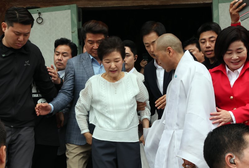 박근혜, PK서 김문수 마지막 지원...부산 범어사·울산·진주 찾아