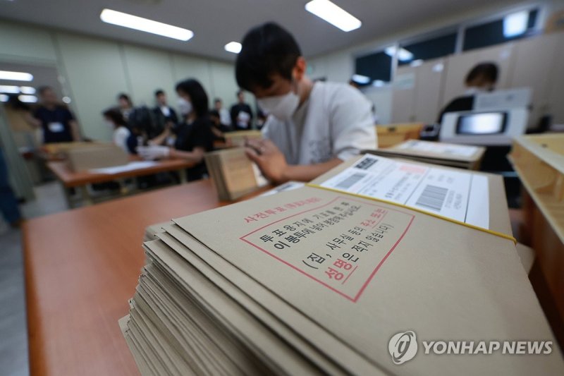 대선 사전투표용지 담긴 회송용 봉투 수량 확인 (출처=연합뉴스)