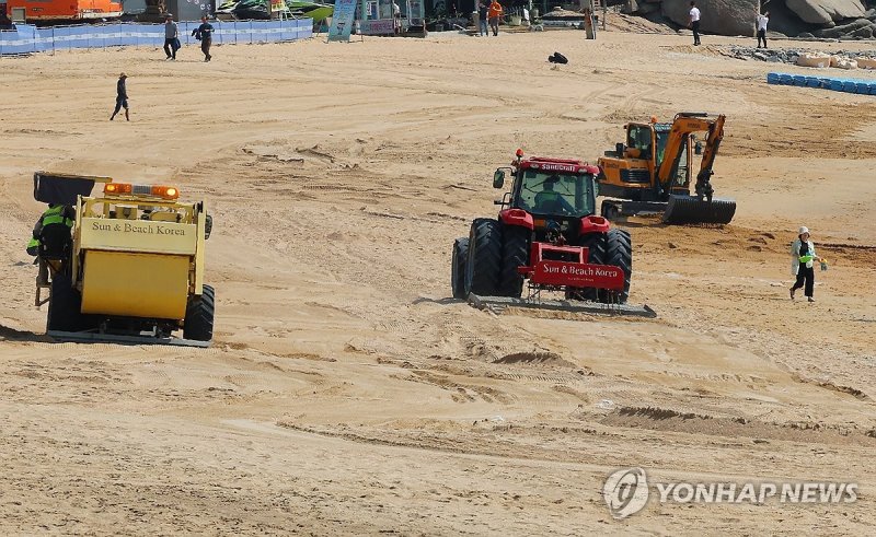 무더위 속 일하는 노동자들. (출처=연합뉴스)