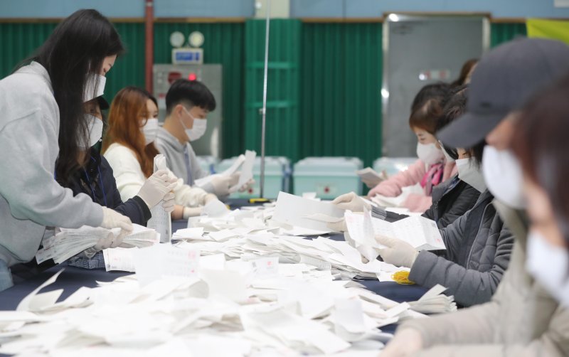 제20대 대통령 선거일인 9일 오후 제주시 개표소인 사라봉 다목적체육관에서 개표 작업이 진행되고 있다. 2022.3.9/뉴스1 ⓒ News1 고동명 기자