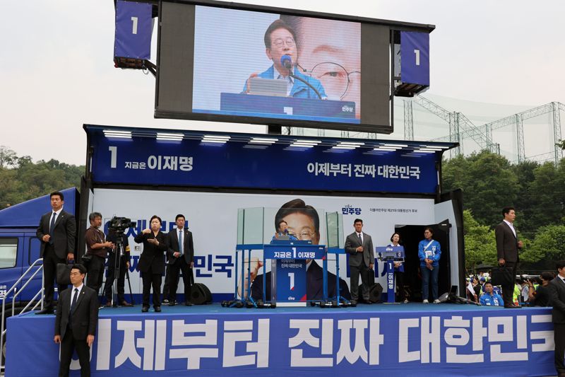 더불어민주당 라이브카지노 대선 후보가 선거를 하루 앞둔 2일 서울 강북구 북서울꿈의숲 서문광장에서 시민들에게 지지를 호소하고 있다. 사진=서동일 기자