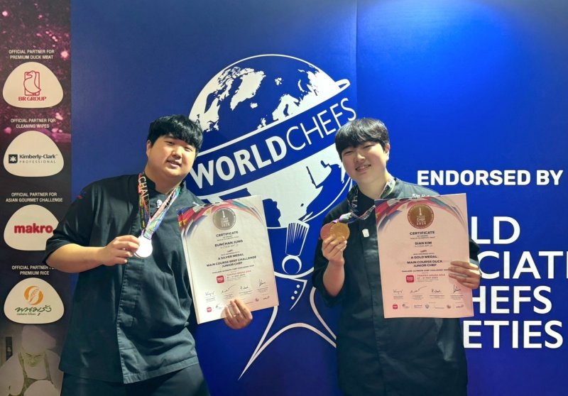 우송정보대학 K-푸드조리과 정은찬, 김시안 학생이 '2025 태국국제요리대회(TUCC)’' 수상 후 기념사진을 촬영하고 있다.(우송정보대학 제공.재판매 및 DB 금지)/뉴스1