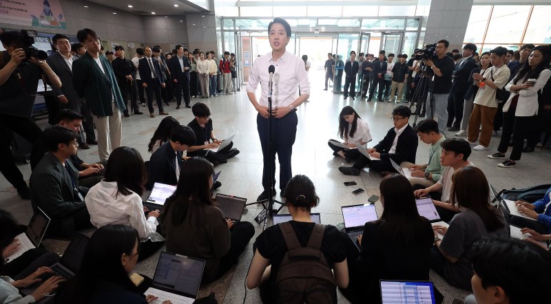 [시흥=뉴시스] 추상철 기자 = 이준석 개혁신당 대선 후보가 2일 오전 경기 시흥시 한국공학대학교 기술혁신파크(TIP)에서 학생들과 점심식사를 하기 전 취재진의 질문에 답변하고 있다. 2025.06.02. scchoo@newsis.com