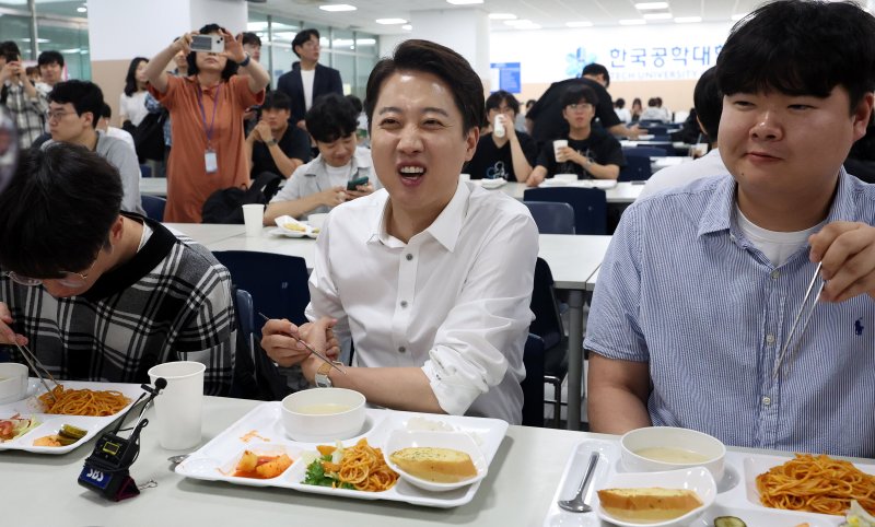 [시흥=뉴시스] 추상철 기자 = 이준석 개혁신당 대선 후보가 2일 오전 경기 시흥시 한국공학대학교 기술혁신파크(TIP) 학생식당에서 점심식사를 하며 학생들과 대화를 하고 있다. 2025.06.02. scchoo@newsis.com