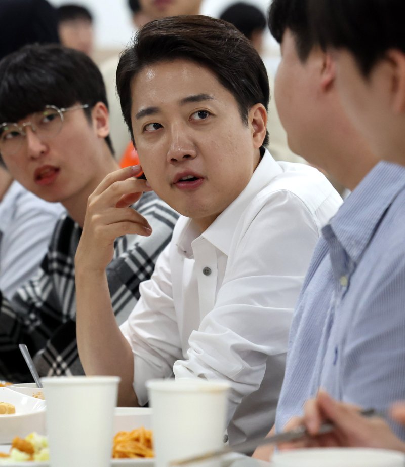 [시흥=뉴시스] 추상철 기자 = 이준석 개혁신당 대선 후보가 2일 오전 경기 시흥시 한국공학대학교 기술혁신파크(TIP) 학생식당에서 점심식사를 하며 학생들과 대화를 하고 있다. 2025.06.02. scchoo@newsis.com
