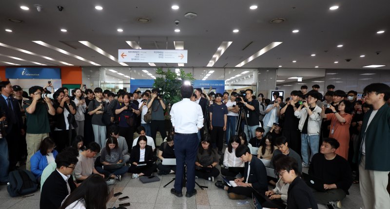 [시흥=뉴시스] 추상철 기자 = 이준석 개혁신당 대선 후보가 2일 오전 경기 시흥시 한국공학대학교 기술혁신파크(TIP)에서 학생들과 점심식사를 하기 전 취재진의 질문에 답변하고 있다. 2025.06.02. scchoo@newsis.com