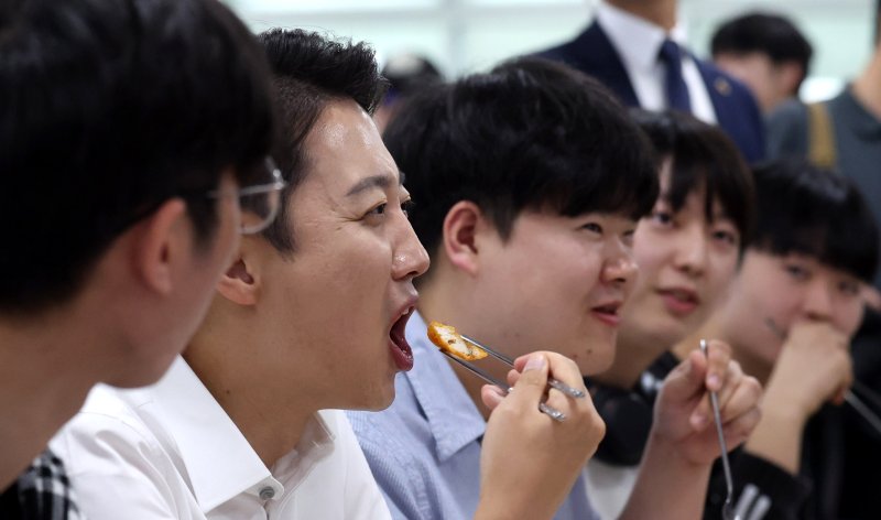 [시흥=뉴시스] 추상철 기자 = 이준석 개혁신당 대선 후보가 2일 오전 경기 시흥시 한국공학대학교 기술혁신파크(TIP) 학생식당에서 점심식사를 하며 학생들과 대화를 하고 있다. 2025.06.02. scchoo@newsis.com