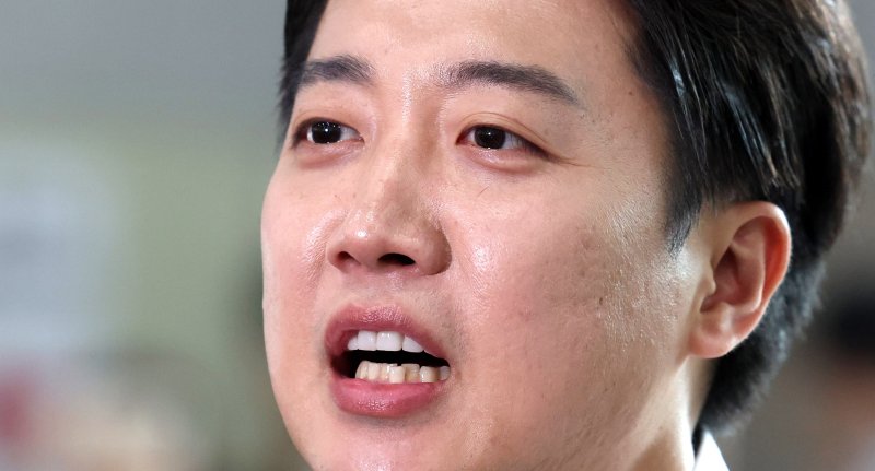 [시흥=뉴시스] 추상철 기자 = 이준석 개혁신당 대선 후보가 2일 오전 경기 시흥시 한국공학대학교 기술혁신파크(TIP)에서 학생들과 점심식사를 하기 전 취재진의 질문에 답변하고 있다. 2025.06.02. scchoo@newsis.com