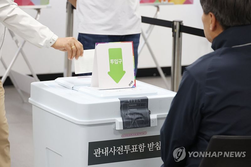 이 사람 찍어요 80세 할머니 손목 당기며 투표 강요한 60대 여성의 최후