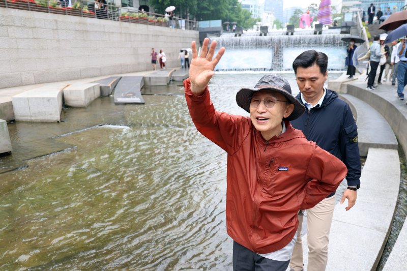 이명박 전 대통령이 2일 지지자들과 함께 서울 청계천을 산책하며 시민들에게 인사하고 있다. 2025.6.2/뉴스1 ⓒ News1 황기선 기자