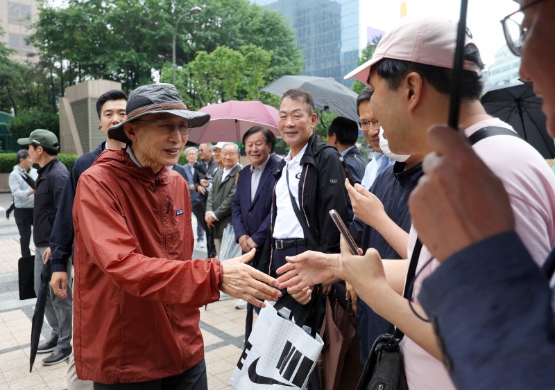이명박 전 대통령이 2일 서울 중구 청계광장에서 산책하기 앞서 지지자들과 인사하고 있다. 이날 걷기 행사는 청계천 복원 20주년을 맞아 그 의미를 돌아보고, 시민과 함께하는 소통의 자리로 마련됐다고 이명박재단은 설명했다. (공동취재) 2025.6.2/뉴스1 ⓒ News1 황기선 기자