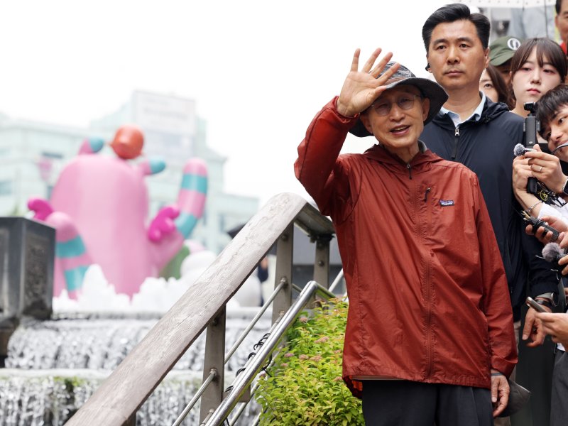 이명박 전 대통령이 2일 지지자들과 함께 서울 청계천을 산책하며 시민들에게 인사하고 있다. 2025.6.2/뉴스1 ⓒ News1 황기선 기자