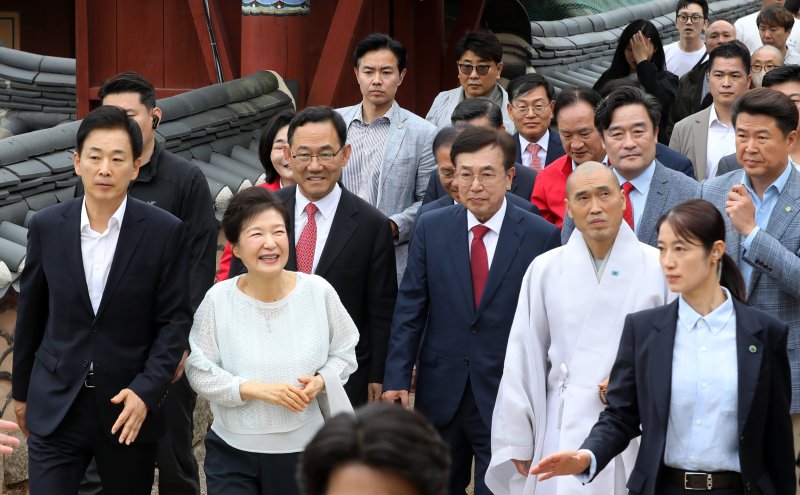 박근혜 전 대통령이 2일 부산 금정구 범어사를 방문해 주지 정오스님과 대웅전으로 향하고 있다. 2025.6.2/뉴스1 ⓒ News1 윤일지 기자
