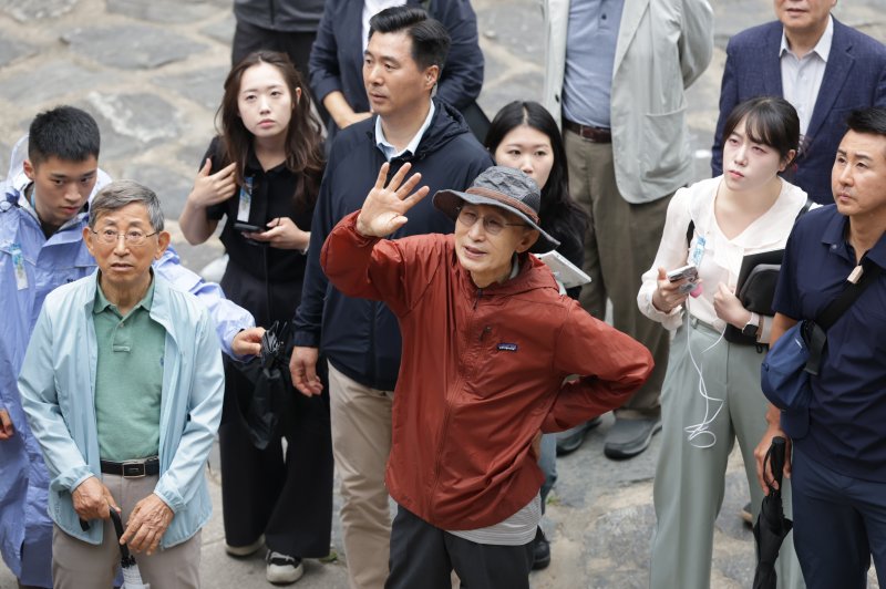 제21대 대통령선거를 하루 앞둔 2일 이명박 전 대통령이 서울 종로구 청계천을 산책하며 시민들에게 인사하고 있다. (공동취재) 2025.6.2/뉴스1 ⓒ News1 황기선 기자