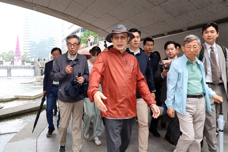 이명박 전 대통령이 2일 지지자들과 함께 서울 청계천을 산책하고 있다. 2025.6.2/뉴스1 ⓒ News1 황기선 기자
