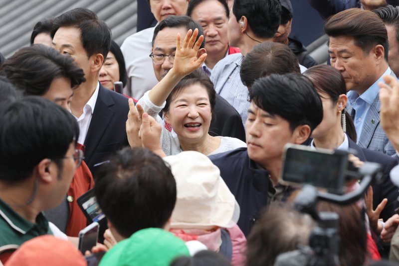 박근혜 전 대통령이 2일 부산 금정구 범어사를 방문해 주지 정오스님과 이동하며 지지자들에게 인사하고 있다. 2025.6.2/뉴스1 ⓒ News1 윤일지 기자