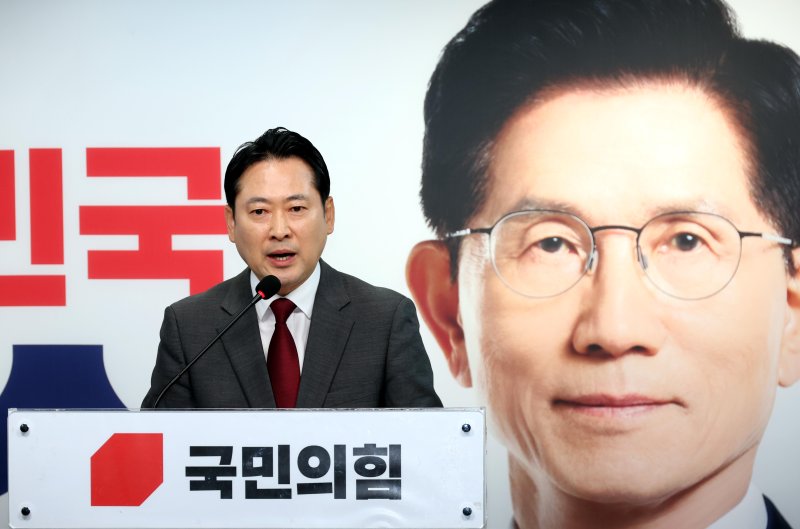 [서울=뉴시스] 조성봉 기자 = 장동혁 국민의힘 중앙선거대책위원회 종합상황실장이 2일 오전 서울 여의도 중앙당사에서 열린 긴급 현안 기자회견에서 '짐 로저스 이재명 후보 지지선언 진위 논란' 등에 대해 발언을 하고 있다. 2025.06.02. suncho21@newsis.com