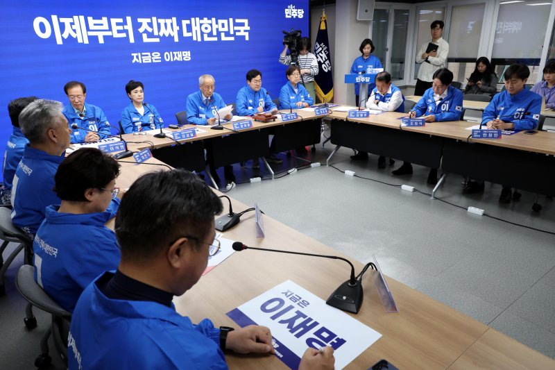 [서울=뉴시스] 조성봉 기자 = 윤여준 진짜대한민국 중앙선거대책위원회 상임총괄선거대책위원장이 2일 오전 서울 여의도 더불어민주당 중앙당사에서 열린 중앙선거대책위원회의에서 발언을 하고 있다. 2025.06.02. suncho21@newsis.com