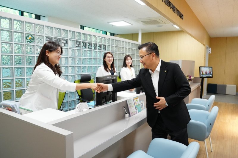 새단장을 마친 중랑구 모자건강센터를 찾아 직원들을 격려 류경기 구청장 (출처=연합뉴스)