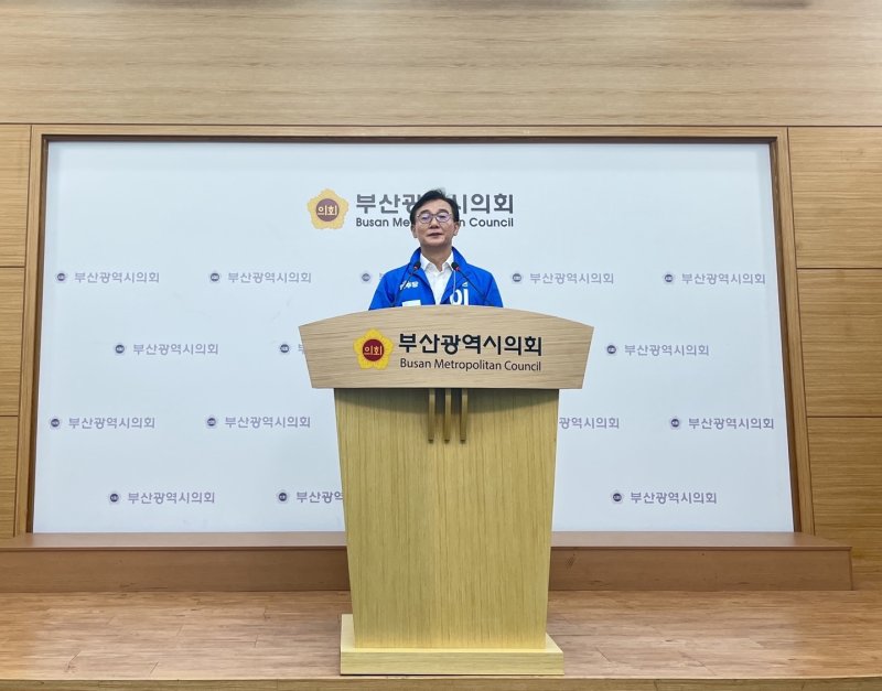 2일 오후 전재수 더불어민주당 부산총괄선대위원장이 부산시의회에서 지지를 호소하는 기자회견을 하고 있다.2025.6.2/뉴스1 ⓒ News1 장광일 기자