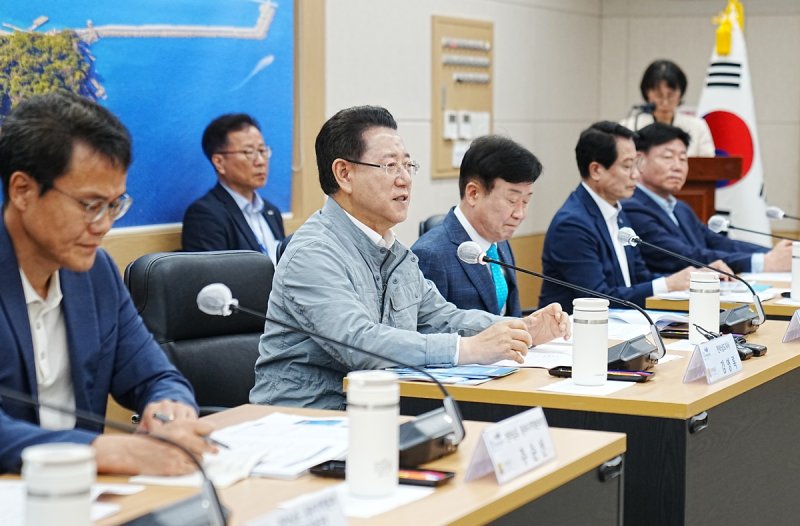 여수서 간담회 연 김영록 전남지사(왼쪽 두번째) (출처=연합뉴스)