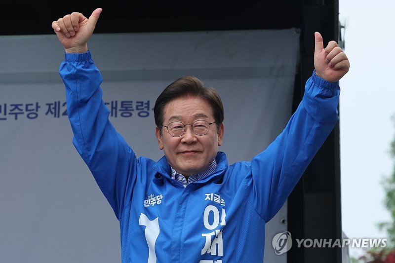 하남 시민들에게 인사하는 이재명 후보 (출처=연합뉴스)