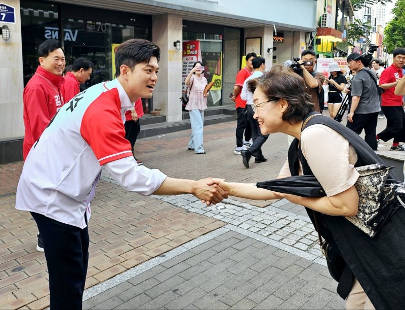 김용태 국민의힘 비상대책위원장이 1일 오후 대구 동성로에서 김문수 국민의힘 대통령 후보 지지를 호소하며 시민들과 인사하고 있다. 2025.6.1/뉴스1 ⓒ News1 남승렬 기자